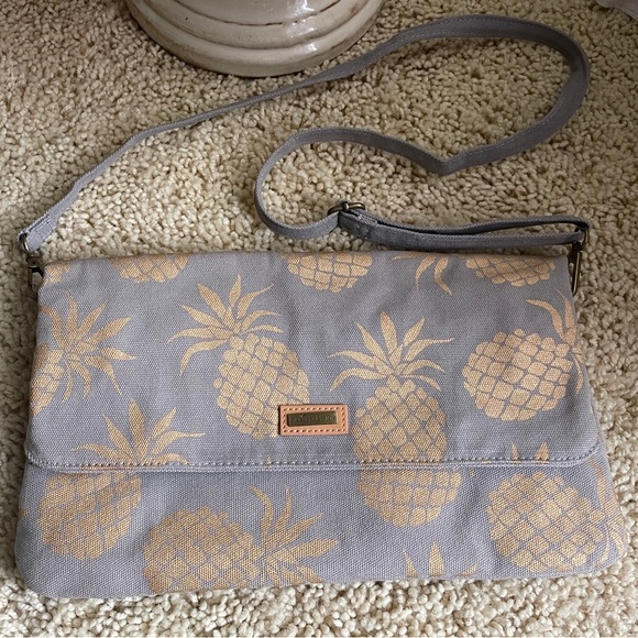 Caribbean Joe Grey & Gold Pineapples Expandable Clutch/Removable Crossbody Strap - Picture 1 of 11